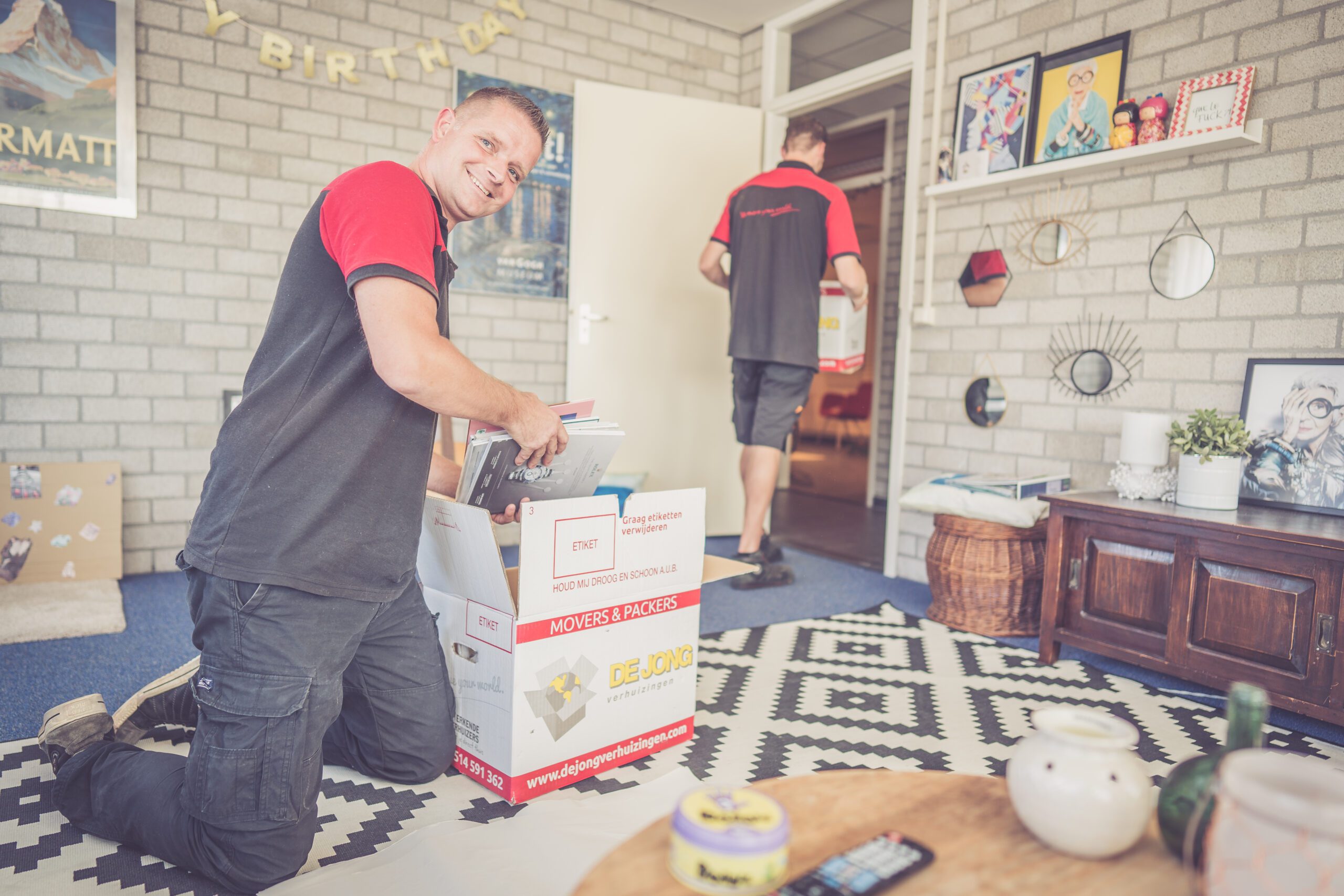 Enthousiaste medewerkers tijdens de verhuizing