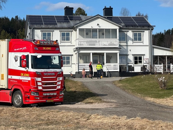 familie Avezaat voor hun nieuwe huis